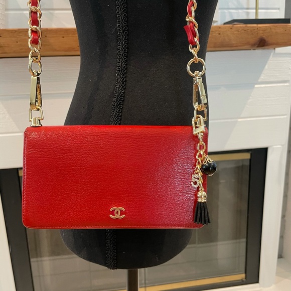 🌺$851 OFF RETAIL $175🌺AUTHENTIC CHANEL VINTAGE WALLET ON A CHAIN🌺 - Picture 3 of 15
